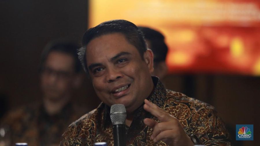 Direktur Sales & Distribution PT Bank Syariah Indonesia (Persero) Tbk, Anton Sukarna menyampaikan paparan dalam acara Gold Outlook 2026 di Menara Bank Mega, Jakarta, Jumat (30/1/2026). (CNBC Indonesia/Muhammad Sabki)