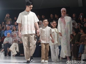 Kenapa Keluarga Indonesia Suka Baju Lebaran Seragam? Ini Sejarahnya
