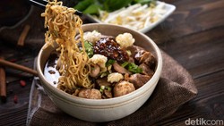 7 Mie Ayam Terenak di Bandung dari Rasa Chili Oil Sampai Topping Barbar