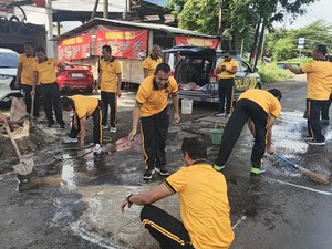 Cegah Laka, Jalan Berlubang di Balongbendo Sidoarjo Ditambal
