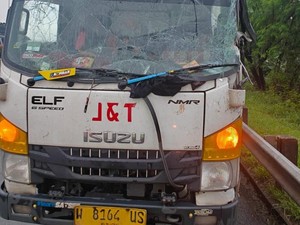 Kecelakaan Beruntut di Tol JORR, Mobil Ringsek