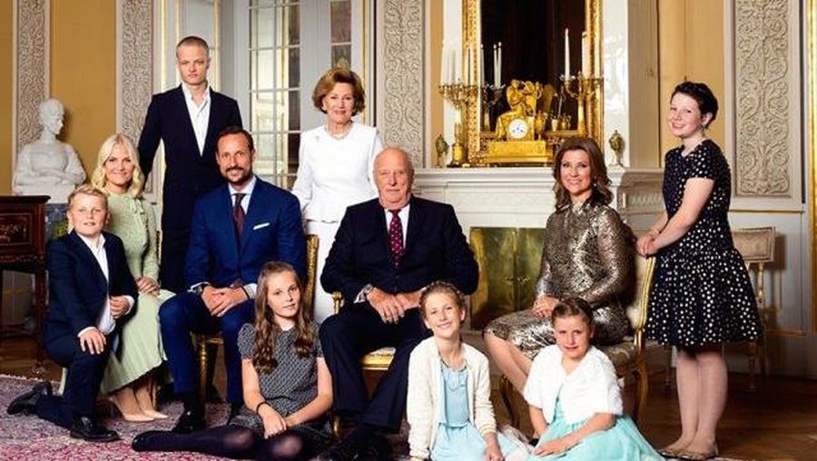 Marius Borg H&oslash;iby (ketiga dari kiri) berpose bersama anggota keluarga kerajaan lainnya pada perayaan ulang tahun ke-80 Raja Harald V pada tahun 2017. H&oslash;iby kini berusia 27 tahun dan secara terbuka mengakui dalam pernyataannya pada hari Rabu bahwa ia memukuli seorang pacar dan menghancurkan barang-barang di rumahnya saat berada di bawah pengaruh alkohol dan kokain setelah bertengkar. Kedua dari kanan adalah saudara perempuan ayah tirinya, Putra Mahkota Haakon, Putri Martha Louise, yang juga telah menimbulkan kontroversi selama bertahun-tahun. (Slottet)