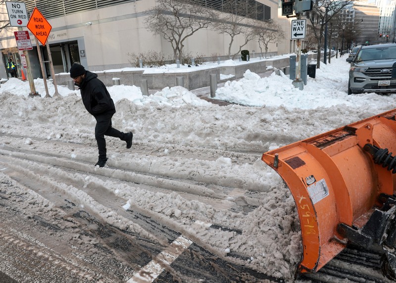 Sebuah kapal tunda berlayar melewati bongkahan es di Sungai Hudson antara New Jersey dan Kota New York, AS, Kamis (29/1/2026). (REUTERS/Brendan McDermid)