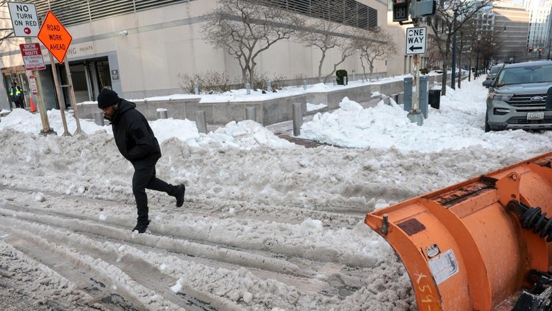 Sebuah kapal tunda berlayar melewati bongkahan es di Sungai Hudson antara New Jersey dan Kota New York, AS, Kamis (29/1/2026). (REUTERS/Brendan McDermid)