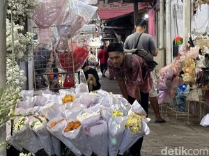 Kesibukan di Pasar Bunga Kayoon Surabaya Jelang Valentine