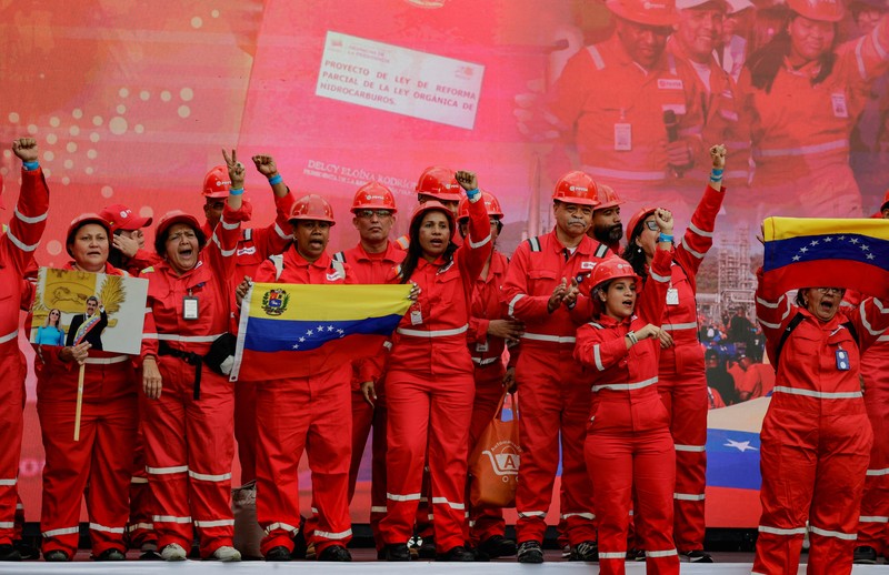 Pawai pekerja minyak untuk mendukung reformasi undang-undang minyak utama Venezuela, di Caracas, Venezuela, Kamis (29/1/2026). (REUTERS/Gaby Oraa)