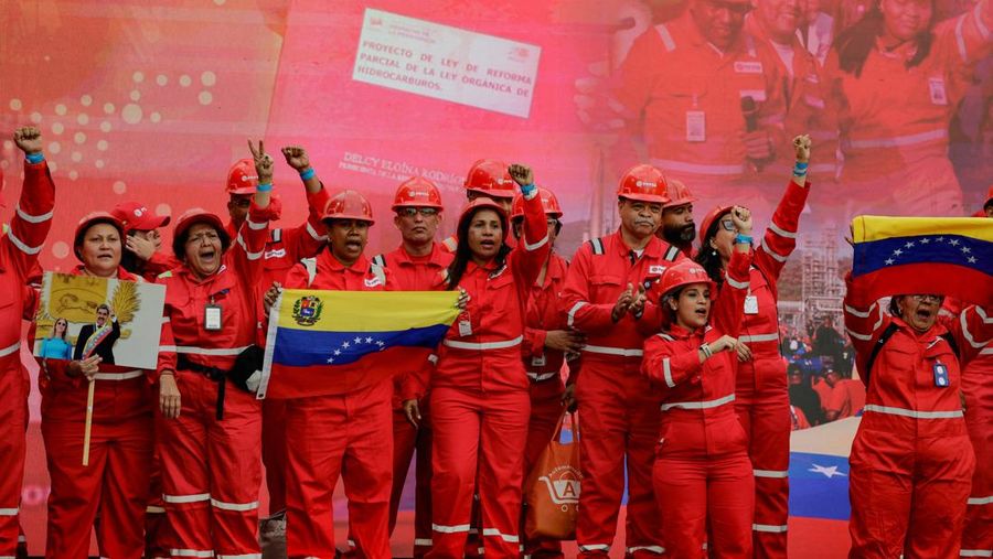 Pawai pekerja minyak untuk mendukung reformasi undang-undang minyak utama Venezuela, di Caracas, Venezuela, Kamis (29/1/2026). (REUTERS/Gaby Oraa)
