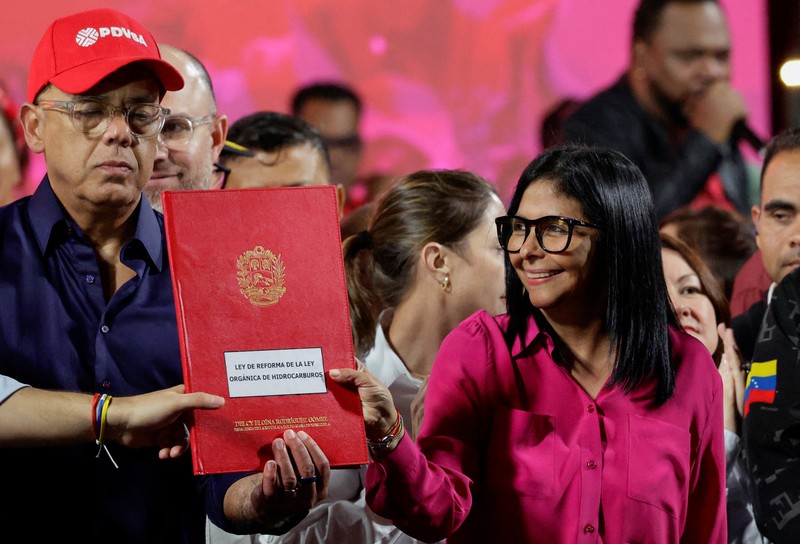 Pawai pekerja minyak untuk mendukung reformasi undang-undang minyak utama Venezuela, di Caracas, Venezuela, Kamis (29/1/2026). (REUTERS/Gaby Oraa)