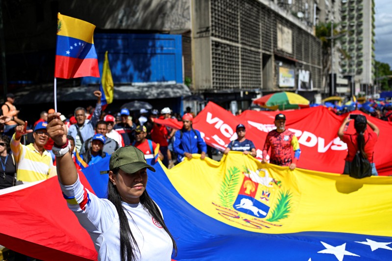 Pawai pekerja minyak untuk mendukung reformasi undang-undang minyak utama Venezuela, di Caracas, Venezuela, Kamis (29/1/2026). (REUTERS/Gaby Oraa)