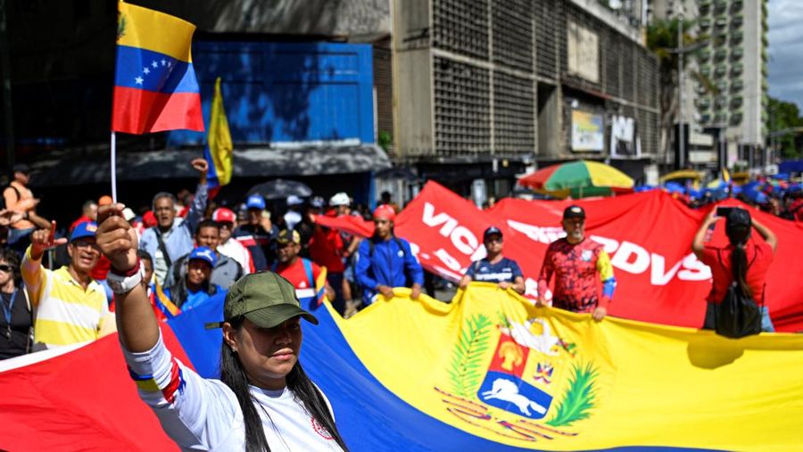 Pawai pekerja minyak untuk mendukung reformasi undang-undang minyak utama Venezuela, di Caracas, Venezuela, Kamis (29/1/2026). (REUTERS/Gaby Oraa)