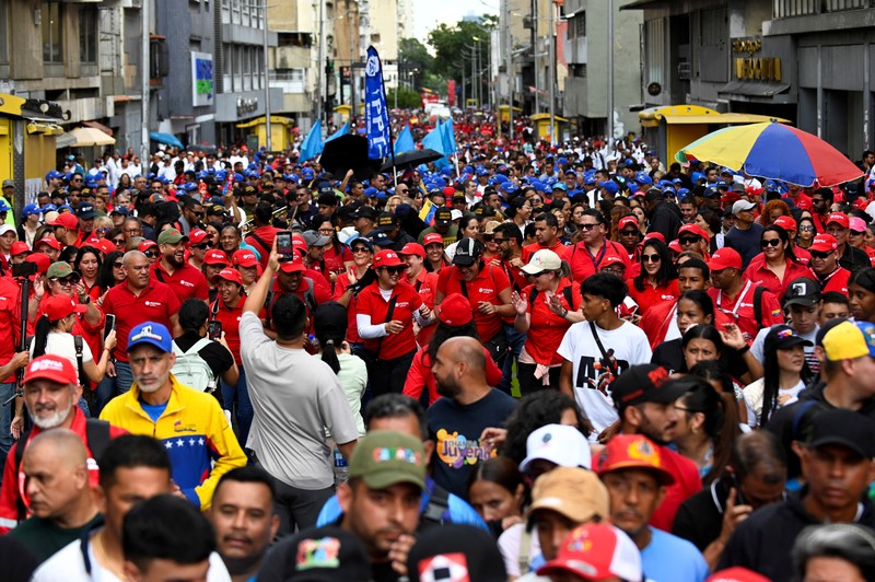 Pawai pekerja minyak untuk mendukung reformasi undang-undang minyak utama Venezuela, di Caracas, Venezuela, Kamis (29/1/2026). (REUTERS/Gaby Oraa)