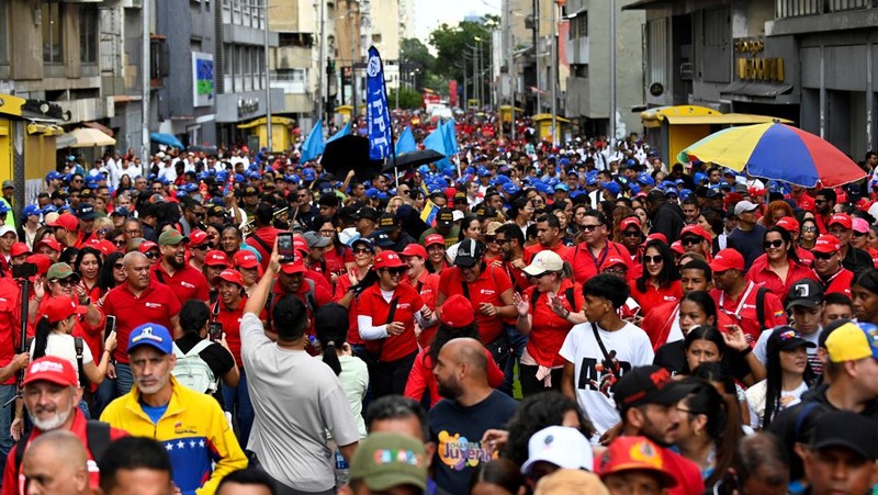 Pawai pekerja minyak untuk mendukung reformasi undang-undang minyak utama Venezuela, di Caracas, Venezuela, Kamis (29/1/2026). (REUTERS/Gaby Oraa)