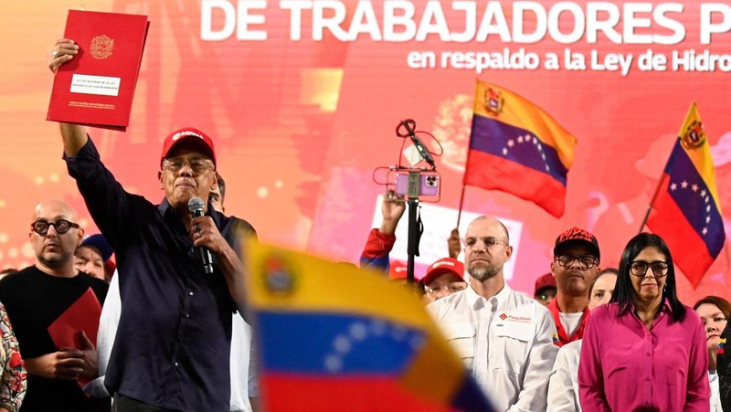Pawai pekerja minyak untuk mendukung reformasi undang-undang minyak utama Venezuela, di Caracas, Venezuela, Kamis (29/1/2026). (REUTERS/Gaby Oraa)