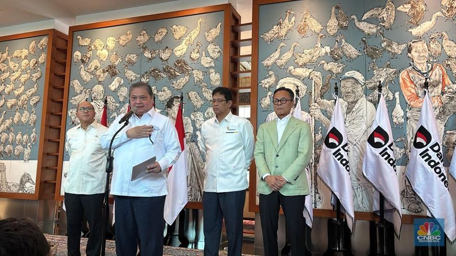 Pimpinan Danantara bersama beberapa Menko Perekonomian Airlangga Hartarto dan Menteri Keuangan Purbaya Yudhi Sadewa saat doorstop media di Lobby Utara, Wisma Danantara, Jakarta, Jumat (30/1/2026). (CNBC Indonesia/Zahwa Madjid)