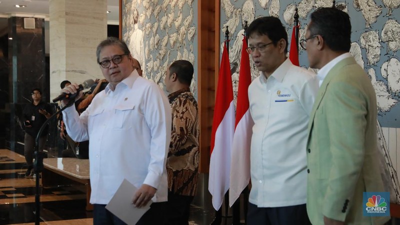 Pimpinan Danantara bersama beberapa Menko Perekonomian Airlangga Hartarto dan Menteri Keuangan Purbaya Yudhi Sadewa saat doorstop media di Lobby Utara, Wisma Danantara, Jakarta, Jumat (30/1/2026). (CNBC Indonesia/Muhammad Sabki)