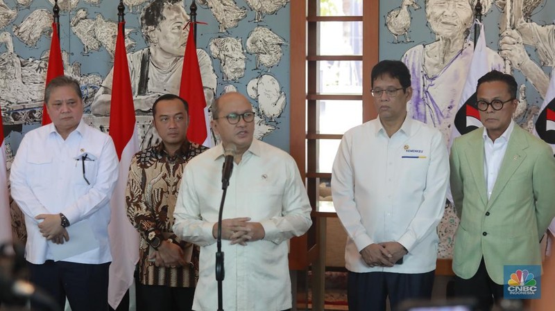 Pimpinan Danantara bersama beberapa Menko Perekonomian Airlangga Hartarto dan Menteri Keuangan Purbaya Yudhi Sadewa saat doorstop media di Lobby Utara, Wisma Danantara, Jakarta, Jumat (30/1/2026). (CNBC Indonesia/Muhammad Sabki)