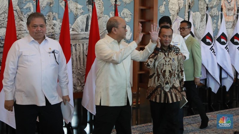 Pimpinan Danantara bersama beberapa Menko Perekonomian Airlangga Hartarto dan Menteri Keuangan Purbaya Yudhi Sadewa saat doorstop media di Lobby Utara, Wisma Danantara, Jakarta, Jumat (30/1/2026). (CNBC Indonesia/Muhammad Sabki)