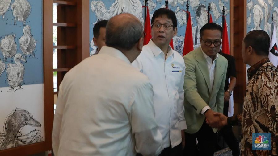 Pimpinan Danantara bersama sejumlah pejabat RI, Menko Perekonomian Airlangga Hartarto dan Menteri Keuangan Purbaya Yudhi Sadewa saat doorstop media di Lobby Utara, Wisma Danantara, Jakarta, Jumat (30/1/2026). (CNBC Indonesia/Muhammad Sabki)