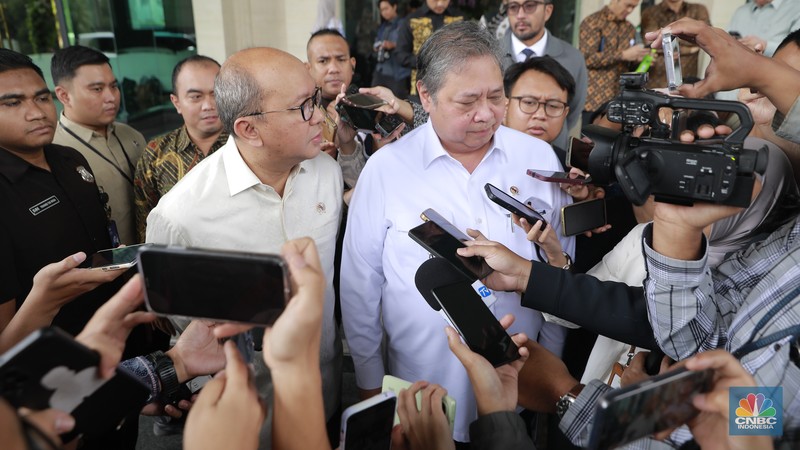 Pimpinan Danantara bersama beberapa Menko Perekonomian Airlangga Hartarto dan Menteri Keuangan Purbaya Yudhi Sadewa saat doorstop media di Lobby Utara, Wisma Danantara, Jakarta, Jumat (30/1/2026). (CNBC Indonesia/Muhammad Sabki)