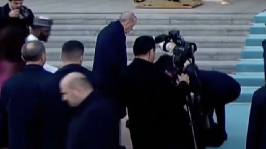 Presiden Nigeria Bola Tinubu dilaporkan dalam kondisi prima meski sempat tersandung saat upacara penyambutan kenegaraan di Ankara, Turki. (Tangkapan layar Medsos)