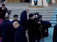 Geger Presiden 73 Tahun Ini Jatuh Tersungkur saat Kunjungan Kenegaraan