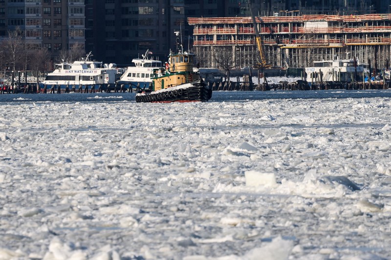 Sebuah kapal tunda berlayar melewati bongkahan es di Sungai Hudson antara New Jersey dan Kota New York, AS, Kamis (29/1/2026). (REUTERS/Brendan McDermid)