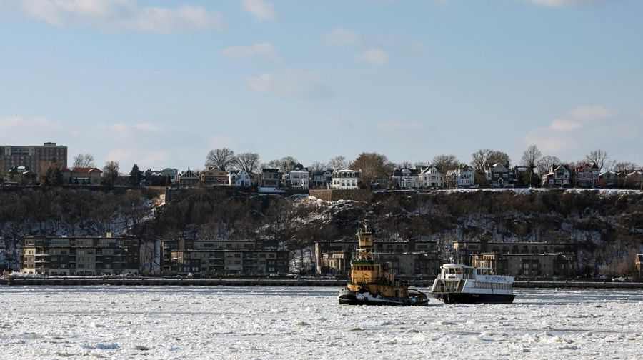 Sebuah kapal tunda berlayar melewati bongkahan es di Sungai Hudson antara New Jersey dan Kota New York, AS, Kamis (29/1/2026). (REUTERS/Brendan McDermid)