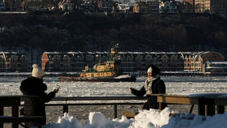 Sebuah kapal tunda berlayar melewati bongkahan es di Sungai Hudson antara New Jersey dan Kota New York, AS, Kamis (29/1/2026). (REUTERS/Brendan McDermid)