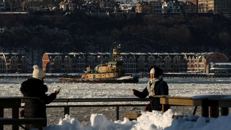 Sebuah kapal tunda berlayar melewati bongkahan es di Sungai Hudson antara New Jersey dan Kota New York, AS, Kamis (29/1/2026). (REUTERS/Brendan McDermid)