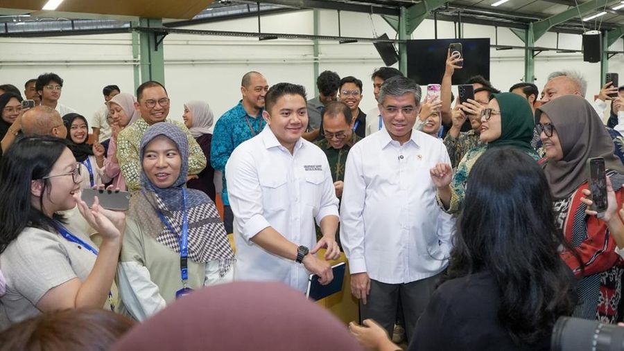 Sekretaris Kabinet Teddy Indra Wijaya bersama Menteri Ketenagakerjaan (Menaker) Yassierli meninjau pelaksanaan program pemagangan di Paragon Corp, Jakarta, Selasa (27/1/2026). (Kemnaker)