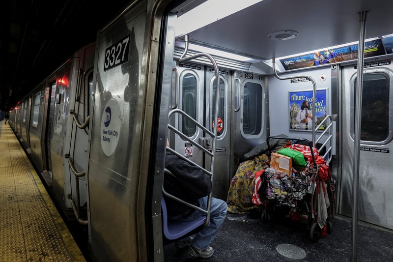 Sebuah kapal tunda berlayar melewati bongkahan es di Sungai Hudson antara New Jersey dan Kota New York, AS, Kamis (29/1/2026). (REUTERS/Brendan McDermid)