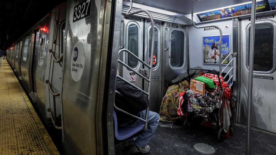 Sebuah kapal tunda berlayar melewati bongkahan es di Sungai Hudson antara New Jersey dan Kota New York, AS, Kamis (29/1/2026). (REUTERS/Brendan McDermid)