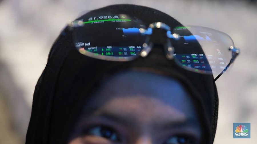 Suasana layar digital pergerakan harga saham di Bursa Efek Indonesia, Jakarta, Jumat (30/1/2026). (CNBC Indonesia/Muhammad Sabki)