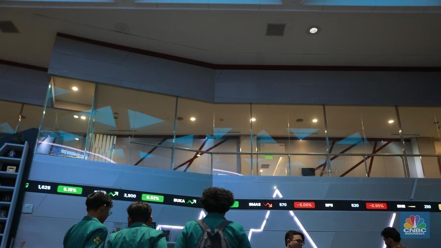 Suasana layar digital pergerakan harga saham di Bursa Efek Indonesia, Jakarta, Jumat (30/1/2026). (CNBC Indonesia/Muhammad Sabki)