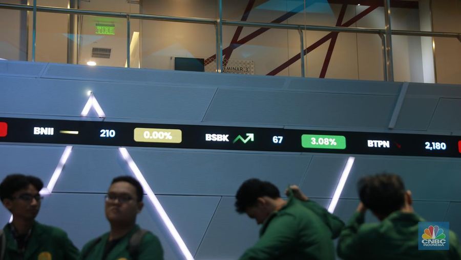Suasana layar digital pergerakan harga saham di Bursa Efek Indonesia, Jakarta, Jumat (30/1/2026). (CNBC Indonesia/Muhammad Sabki)