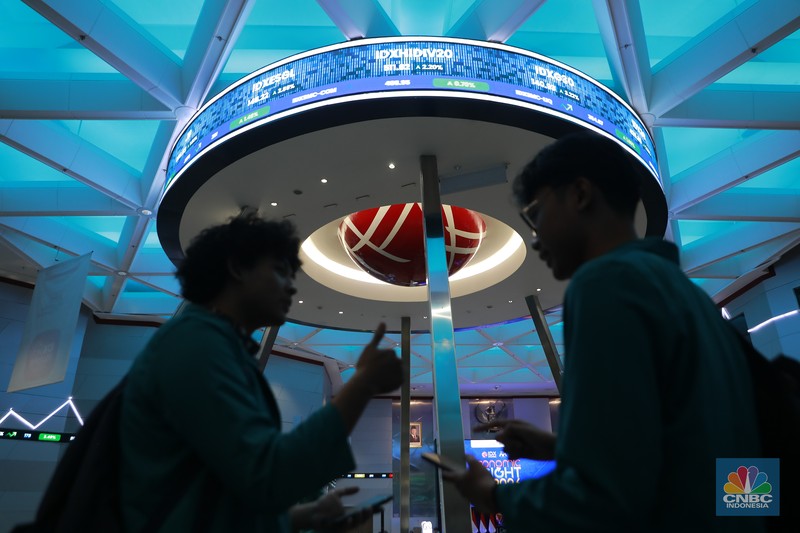 Suasana layar digital pergerakan harga saham di Bursa Efek Indonesia, Jakarta, Jumat (30/1/2026). (CNBC Indonesia/Muhammad Sabki)