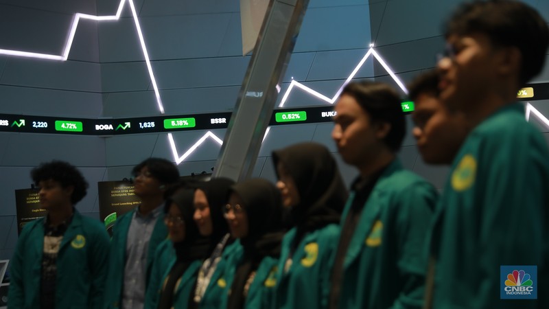 Suasana layar digital pergerakan harga saham di Bursa Efek Indonesia, Jakarta, Jumat (30/1/2026). (CNBC Indonesia/Muhammad Sabki)
