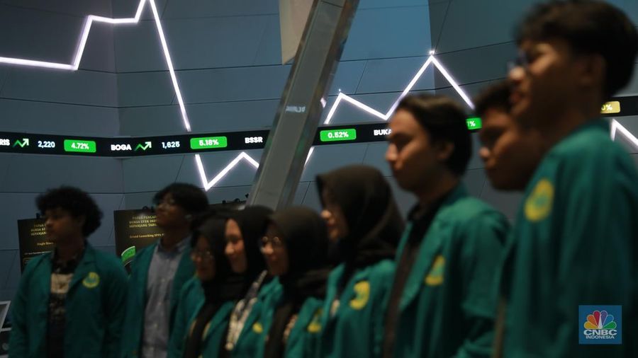 Suasana layar digital pergerakan harga saham di Bursa Efek Indonesia, Jakarta, Jumat (30/1/2026). (CNBC Indonesia/Muhammad Sabki)