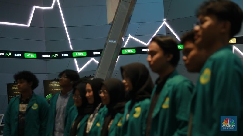 Suasana layar digital pergerakan harga saham di Bursa Efek Indonesia, Jakarta, Jumat (30/1/2026). (CNBC Indonesia/Muhammad Sabki)