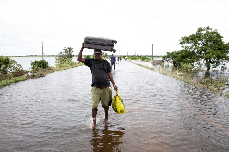 Banjir melumpuhkan sebagian besar wilayah Mozambik. Ribuan warga terjebak di daerah-daerah yang kini terisolasi total, Jumat (30/1/2026). (REUTERS/Moses Mwape)