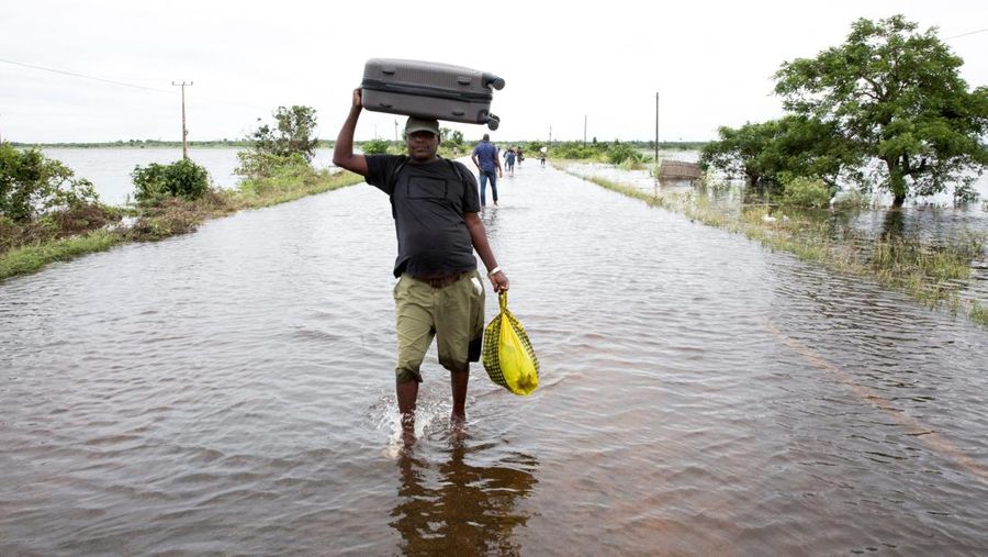 Banjir melumpuhkan sebagian besar wilayah Mozambik. Ribuan warga terjebak di daerah-daerah yang kini terisolasi total, Jumat (30/1/2026). (REUTERS/Moses Mwape)