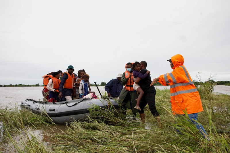 Banjir melumpuhkan sebagian besar wilayah Mozambik. Ribuan warga terjebak di daerah-daerah yang kini terisolasi total, Jumat (30/1/2026). (REUTERS/Moses Mwape)