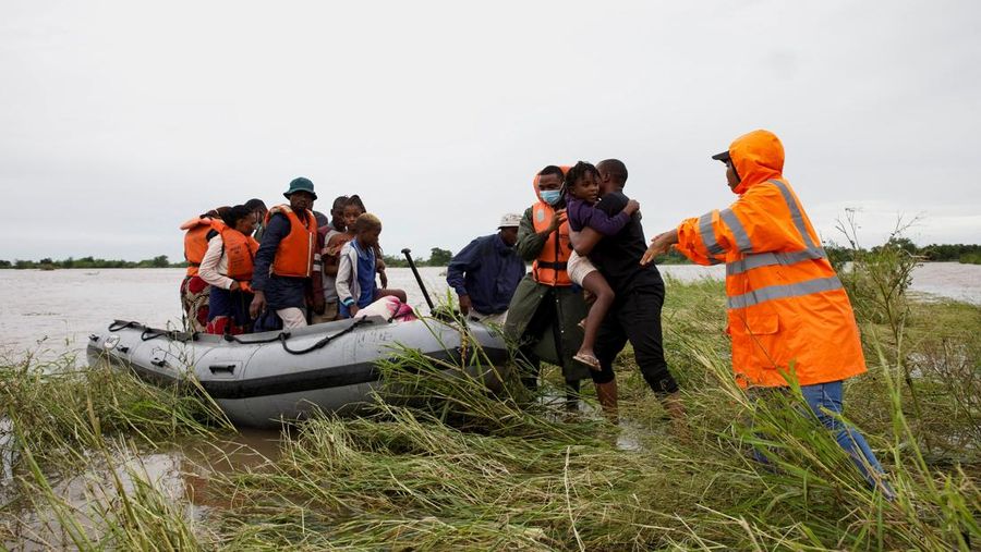 Banjir melumpuhkan sebagian besar wilayah Mozambik. Ribuan warga terjebak di daerah-daerah yang kini terisolasi total, Jumat (30/1/2026). (REUTERS/Moses Mwape)