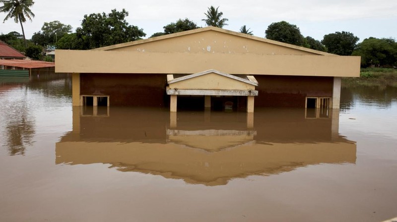 Banjir melumpuhkan sebagian besar wilayah Mozambik. Ribuan warga terjebak di daerah-daerah yang kini terisolasi total, Jumat (30/1/2026). (REUTERS/Moses Mwape)