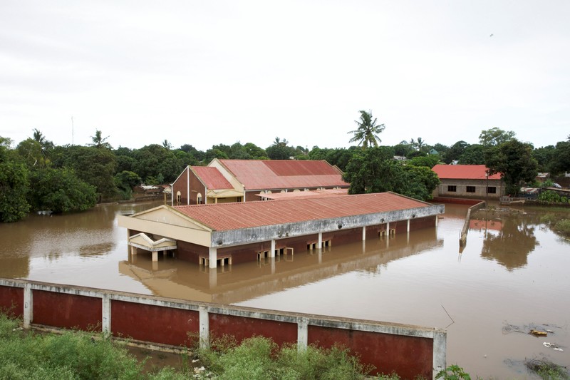 Banjir melumpuhkan sebagian besar wilayah Mozambik. Ribuan warga terjebak di daerah-daerah yang kini terisolasi total, Jumat (30/1/2026). (REUTERS/Moses Mwape)
