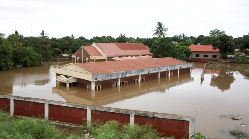 Banjir melumpuhkan sebagian besar wilayah Mozambik. Ribuan warga terjebak di daerah-daerah yang kini terisolasi total, Jumat (30/1/2026). (REUTERS/Moses Mwape)