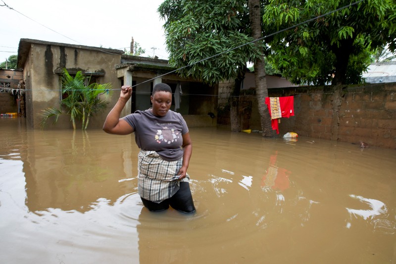 Banjir melumpuhkan sebagian besar wilayah Mozambik. Ribuan warga terjebak di daerah-daerah yang kini terisolasi total, Jumat (30/1/2026). (REUTERS/Moses Mwape)