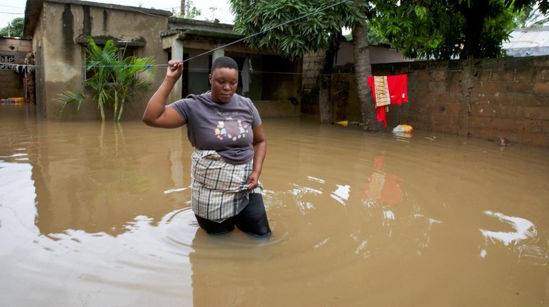 Banjir melumpuhkan sebagian besar wilayah Mozambik. Ribuan warga terjebak di daerah-daerah yang kini terisolasi total, Jumat (30/1/2026). (REUTERS/Moses Mwape)
