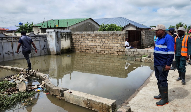 Banjir melumpuhkan sebagian besar wilayah Mozambik. Ribuan warga terjebak di daerah-daerah yang kini terisolasi total, Jumat (30/1/2026). (REUTERS/Moses Mwape)