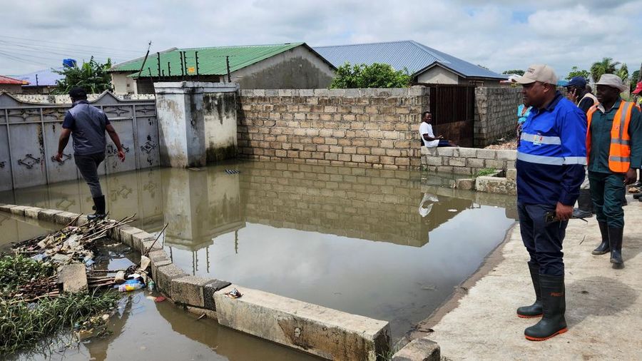 Banjir melumpuhkan sebagian besar wilayah Mozambik. Ribuan warga terjebak di daerah-daerah yang kini terisolasi total, Jumat (30/1/2026). (REUTERS/Moses Mwape)